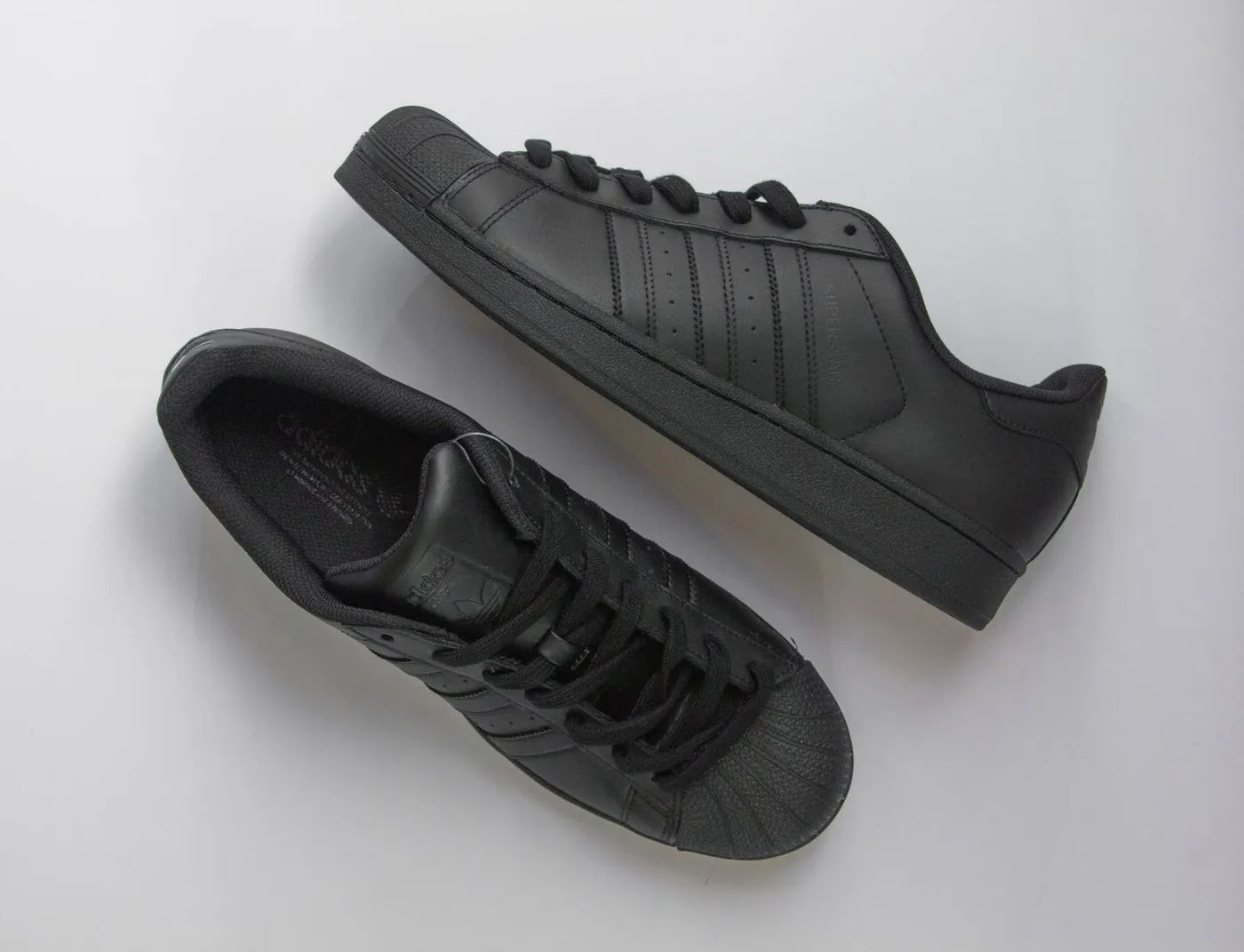 adidas Superstar Kids 'Core Black', צילום אווירה