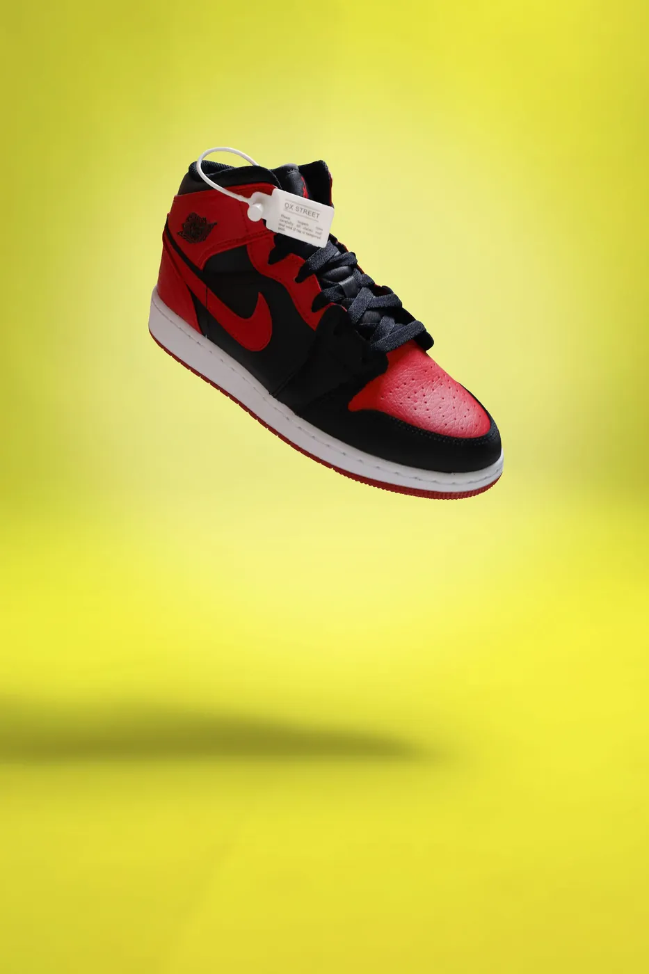 Jordan Air Jordan 1 Mid GS, צילום אווירה