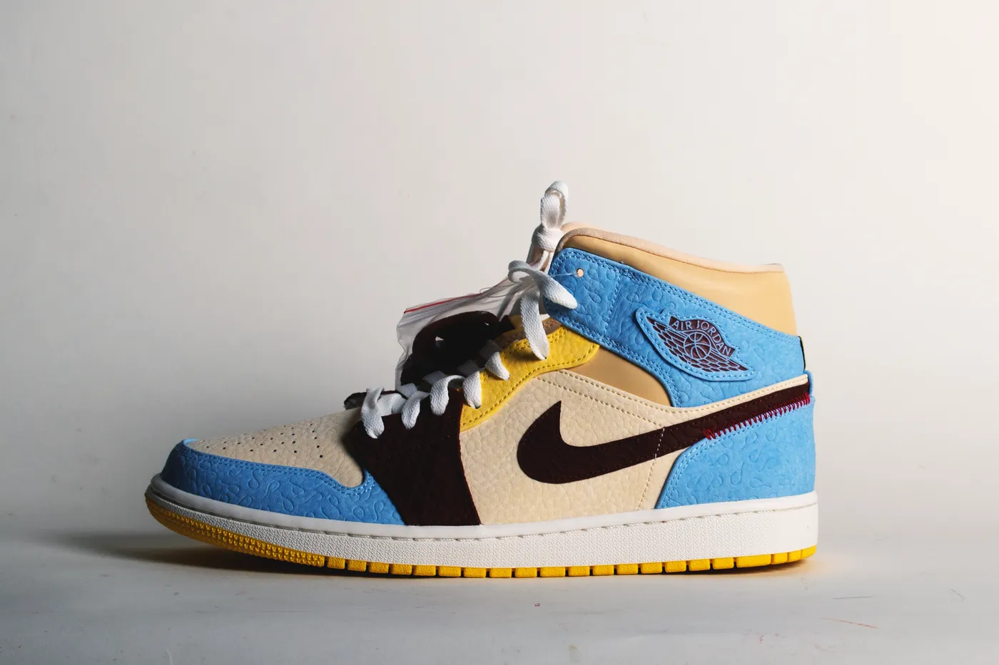Jordan Air Jordan 1 Mid SE 'Fearless', צילום אווירה