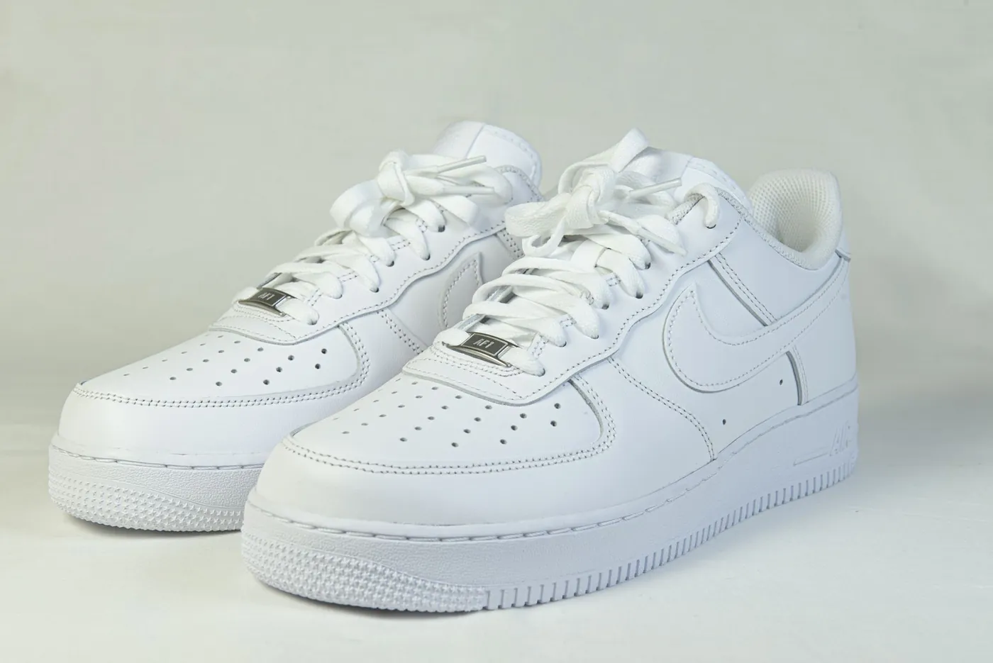 Nike Air Force 1 '07 'Triple White', צילום אווירה