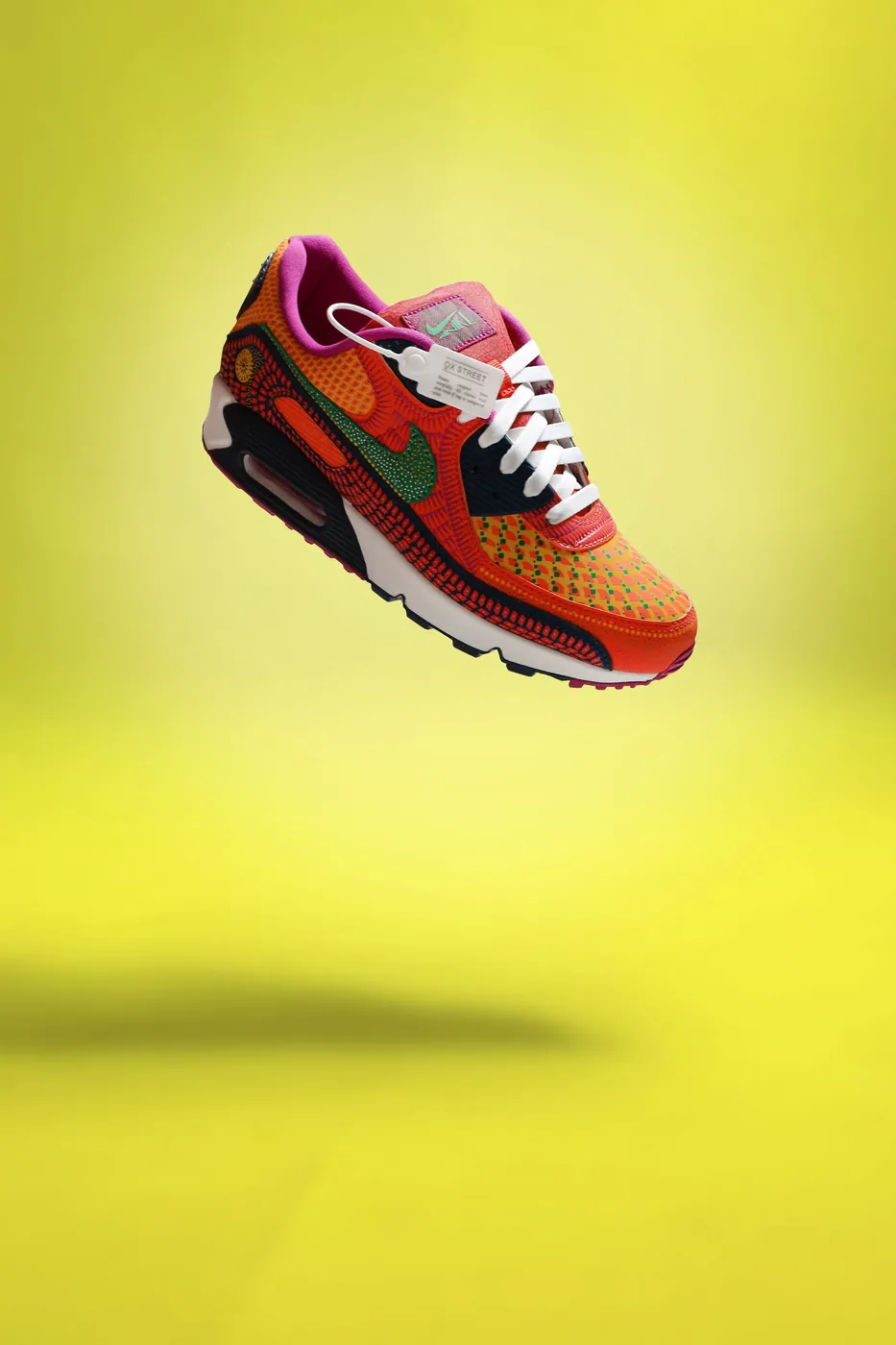 Nike Air Max 90 'Orange Multi', צילום אווירה