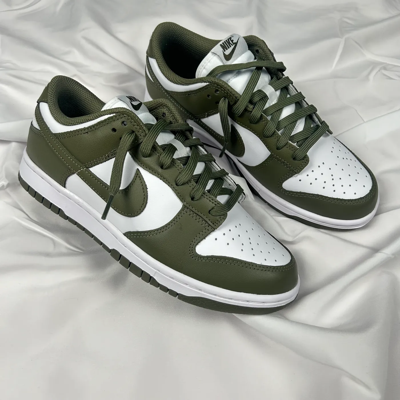 Nike Dunk Low 'Medium Olive', צילום אווירה