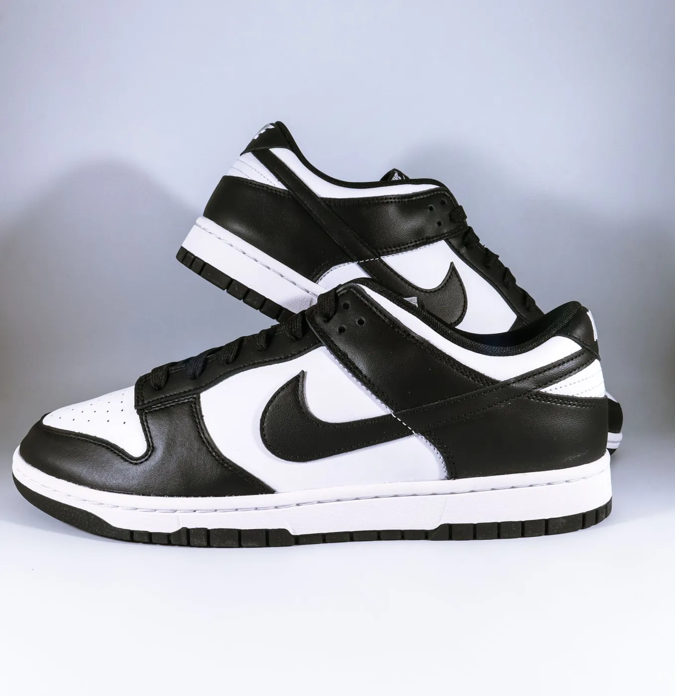 Nike Dunk Low Retro GS 'Panda', צילום אווירה