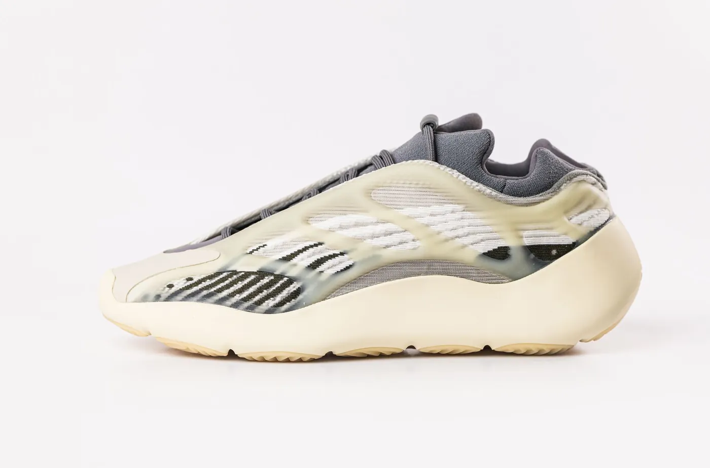 adidas Yeezy 700 V3 'Azael', צילום אווירה
